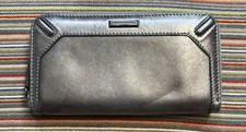 Carteira de couro Burberry Ziggy metálica Gunmetal com zíper ao redor comprar usado Carteira de couro Burberry Ziggy metálica Gunmetal com zíper ao redor comprar usado  Enviando para Brazil