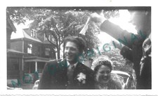 Foto antiga vintage da década de 1940 de uma noiva e noivo no dia do casamento pessoas jogando arroz comprar usado  Enviando para Brazil
