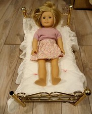 Kit de boneca Pleasant Co. American Girl Kittredge com cama de latão dourado comprar usado  Enviando para Brazil