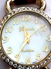 Relógio feminino Geneva Platiniyum em uma grande pulseira de couro decorada. Aço inoxidável comprar usado  Enviando para Brazil