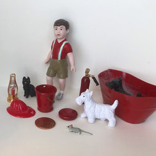 Casa de bonecas miniatura boneca menino por Susan Scogin, cachorro, gato e seus suprimentos de bombeiro comprar usado  Enviando para Brazil