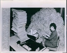 1965 Máquina de Trituração de Papel Demonstração Por Josephine Ceh Reciclagem Foto Fio 8X10 comprar usado 1965 Máquina de Trituração de Papel Demonstração Por Josephine Ceh Reciclagem Foto Fio 8X10 comprar usado  Enviando para Brazil