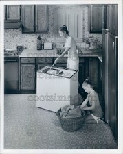 Press Photo mãe filha lavar roupa na cozinha máquina de lavar na pia comprar usado  Enviando para Brazil