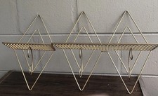 2 prateleiras de parede vintage meados do século atômico década de 1960 metal formato triangular MCM ouro comprar usado  Enviando para Brazil