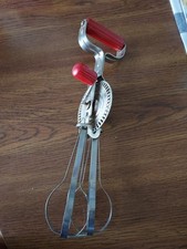 Batedor de ovos manual batedeira alças vermelhas, vintage, feito nos EUA comprar usado Batedor de ovos manual batedeira alças vermelhas, vintage, feito nos EUA comprar usado  Enviando para Brazil