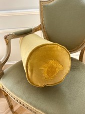 Almofada Versace Home Bolster travesseiro medusa ouro veludo estampa de cobra 54cm anos 90 rara comprar usado Almofada Versace Home Bolster travesseiro medusa ouro veludo estampa de cobra 54cm anos 90 rara comprar usado  Enviando para Brazil