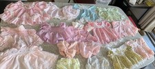 Lote de 16 vestidos pastel vintage tamanho misto bebê boneca menina 4 capas de fraldas COMO ESTÁ VISTO comprar usado  Enviando para Brazil
