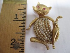 Usado, PINO VINTAGE KRAMER GOLDTONE GATINHO CORDÃO FALSO PÉROLAS, OLHOS VERMELHOS comprar usado  Enviando para Brazil