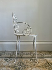 Uma cadeira de jardim inglesa antiga ornamentada de ferro pintada de branco, assento de malha C1950 comprar usado  Enviando para Brazil