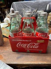 Usado, Vintage Coca-Cola 1 Litro/33,8 Oz Retornável Pacote com 6 Vidro Verde com Transportador de Plástico e Tampas comprar usado Usado, Vintage Coca-Cola 1 Litro/33,8 Oz Retornável Pacote com 6 Vidro Verde com Transportador de Plástico e Tampas comprar usado  Enviando para Brazil