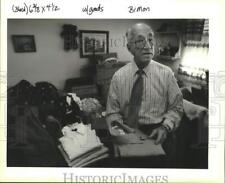 1994 Press Photo Harold Meynier vasculha roupas para doações comprar usado  Enviando para Brazil