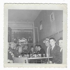pessoas em um restaurante~garrafas de cerveja na mesa~JUKEBOX ao longo da parede* Foto de 1950 comprar usado pessoas em um restaurante~garrafas de cerveja na mesa~JUKEBOX ao longo da parede* Foto de 1950 comprar usado  Enviando para Brazil