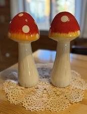 Set two kitsch for sale  Walcott