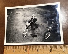 Criança menino andando moto triciclo bicicleta helicóptero botas motociclista foto instantânea comprar usado  Enviando para Brazil