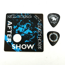 Autêntico passe de bastidores da turnê NEIL YOUNG 2 palhetas de guitarra assinatura novidade comprar usado  Enviando para Brazil