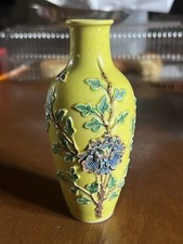 Um pequeno vaso de flores antigo chinês de porcelana imperador amarelo-terra levantada comprar usado  Enviando para Brazil