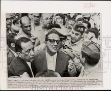 1964 Press Photo Tropas do exército cercam o governador Carlos Lacerda no Rio, Brasil comprar usado  Enviando para Brazil