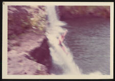 FOTO ENCONTRADA Rocha Deslizando no Buraco de Natação Cachoeira Ímpar Anos 70 Foto Colorida Antiga comprar usado  Enviando para Brazil