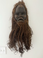 Máscara tribal grande africana esculpida em madeira com cabelo longo de fibra de ráfia 28” de comprimento comprar usado  Enviando para Brazil