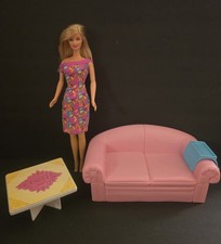 Sofá e mesa rosa Mattel Barbie móveis ~ Boneca Barbie incluída! Conjunto fofo 🩷 comprar usado  Enviando para Brazil