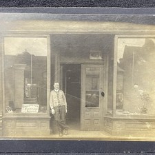 ARMÁRIO - Vista vitrine de uma loja de reparos de estofados e móveis. O aparelho comprar usado  Enviando para Brazil