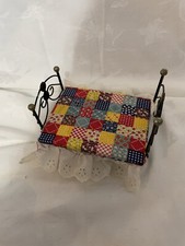 Usado, Mini casa de bonecas vintage móveis de quarto poste de metal cama com colcha cobertor espalhado comprar usado  Enviando para Brazil