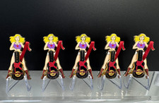 Pin Hard Rock Hotel Café Seattle GRANDE ABERTURA Sexy Girl Guitarra Articulada Abre comprar usado Pin Hard Rock Hotel Café Seattle GRANDE ABERTURA Sexy Girl Guitarra Articulada Abre comprar usado  Enviando para Brazil