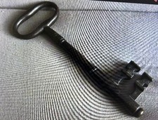 Ancienne clé creuse d'occasion Ancienne clé creuse d'occasion  Maintenon