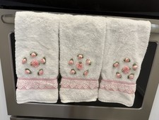 Usado, Toalhas de banho vintage rosa cetim flor renda retrô conjunto de 3 Cottagecore comprar usado  Enviando para Brazil