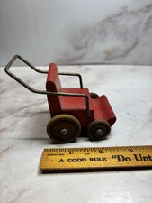 Cadeira sobre rodas antiga de madeira para casa de bonecas "Salon Dog" da década de 1920 comprar usado Cadeira sobre rodas antiga de madeira para casa de bonecas "Salon Dog" da década de 1920 comprar usado  Enviando para Brazil