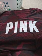 CAMISETA VICTORIAS SECRET ROSA ""ROSA"" CUELLO DE VCAMUFLAJE Talla Pequeña, usado segunda mano  Embacar hacia Argentina