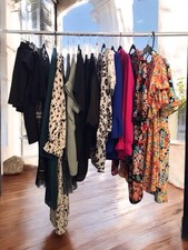 Usado, Lote enorme em excelente estado usado blusas de pano femininas, vestidos por atacado revenda 22 peças. Tamanho 2XL comprar usado  Enviando para Brazil