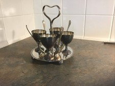 Conjunto de 4 xícaras e colheres na bandeja vintage de níquel banhado a prata Egg Cruet comprar usado Conjunto de 4 xícaras e colheres na bandeja vintage de níquel banhado a prata Egg Cruet comprar usado  Enviando para Brazil