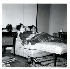 1960s Vista Lateral Casal deitado no Sofá-cama Sofá-cama TV Dormindo Foto Vintage comprar usado  Enviando para Brazil
