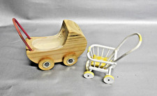 Usado, Be. CASA DE BONECAS MINIATURA VINTAGE 2x CARRINHOS DE BEBÊ BRANCO E AMARELO E CURVO DE MADEIRA comprar usado  Enviando para Brazil