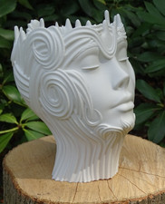 Używany, Doniczka 3D Biała Artystyczna Kobieta Twarz z ornamentem Homedeco 17 cm wysoka na sprzedaż  PL