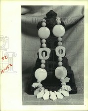 1984 Colar Press Photo feito de coral, chifre de búfalo e osso de diamante comprar usado  Enviando para Brazil