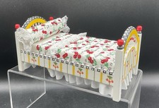 CAMA PINTADA EM MINIATURA VINTAGE PARA CASA DE BONECAS COM LENÇÓIS DE CEREJA , usado comprar usado  Enviando para Brazil