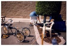 FOTO COLORIDA F_2662 HOMEM POR TRÁS POR ÁRVORE, BICICLETA DE TRÊS RODAS comprar usado  Enviando para Brazil