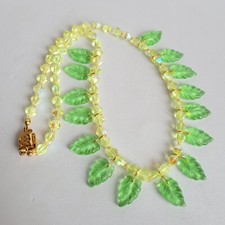 Uranium glass necklace d'occasion  Expédié en Belgium