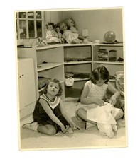 Crianças Na Sala De Jogos Com Bonecas Brinquedo Boneca Foto Vintage instantâneo encontrado, usado comprar usado  Enviando para Brazil