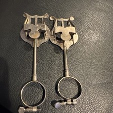 Conjunto de 2 LIRA ANTIGA DE METAL CLARINETE/SAXOFONE - SUPORTE PARA MÚSICA DE BANDA MARCIAL comprar usado  Enviando para Brazil