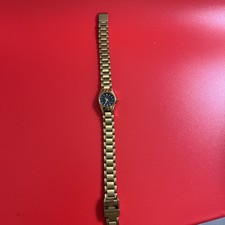 Reloj de cuarzo Salco para mujer - Pulsera tono dorado y esfera negra - Hora clásica segunda mano  Embacar hacia Mexico