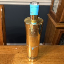 Garrafa de vodca vazia de framboesa azul Au, ótima para colecionáveis ou artesanato comprar usado Garrafa de vodca vazia de framboesa azul Au, ótima para colecionáveis ou artesanato comprar usado  Enviando para Brazil