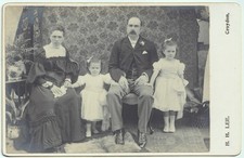 Cartão de armário, retrato de família, pais com filhos, cartão H. H. Lee, Croydon comprar usado  Enviando para Brazil