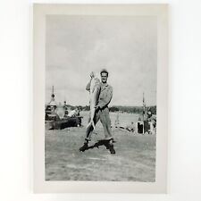 Foto de soldado segurando peixe grande década de 1940 Oahu Havaí barco de pesca exército homem arte D1580 comprar usado  Enviando para Brazil
