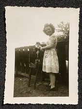Foto instantânea antiga de 1946 Pittsburg Kansas KS mulher com cachorro na cadeira comprar usado  Enviando para Brazil