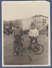 Linda menina em triciclo infantil, menino perto de triciclo, foto vintage soviética comprar usado  Enviando para Brazil