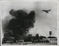 1955 Press Photo A4D Skyhawk da Marinha Americana passa fumaça sobre Santa Monica comprar usado  Enviando para Brazil
