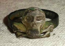 Usado, ANEL VINTAGE DATADO DE 1943 CRÂNIO OSSOS CRUZADOS PRATA ESTERLINA E FERRO TAMANHO 13,5 vafo comprar usado  Enviando para Brazil